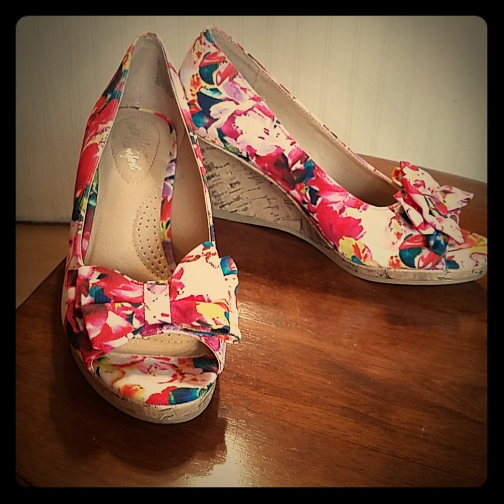 Peep-toe Floral Wedges